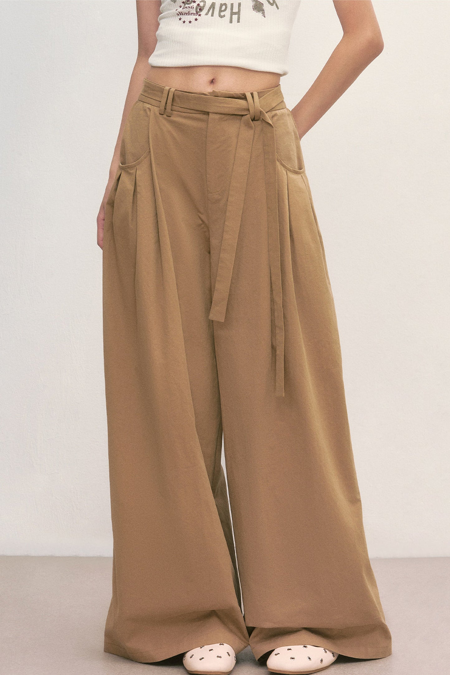 Pantalones caqui de pierna ancha con cintura anudada