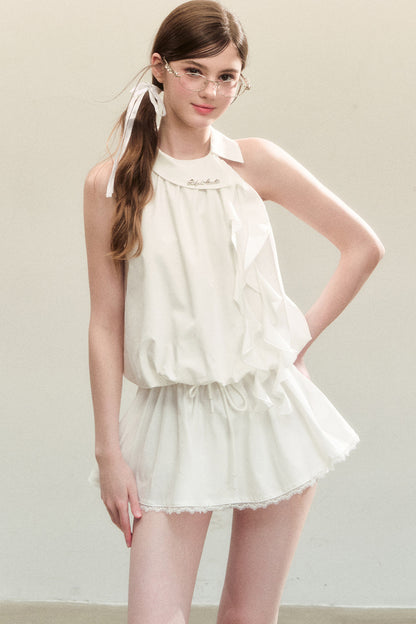 Completo con top halter bianco senza maniche e gonna corta
