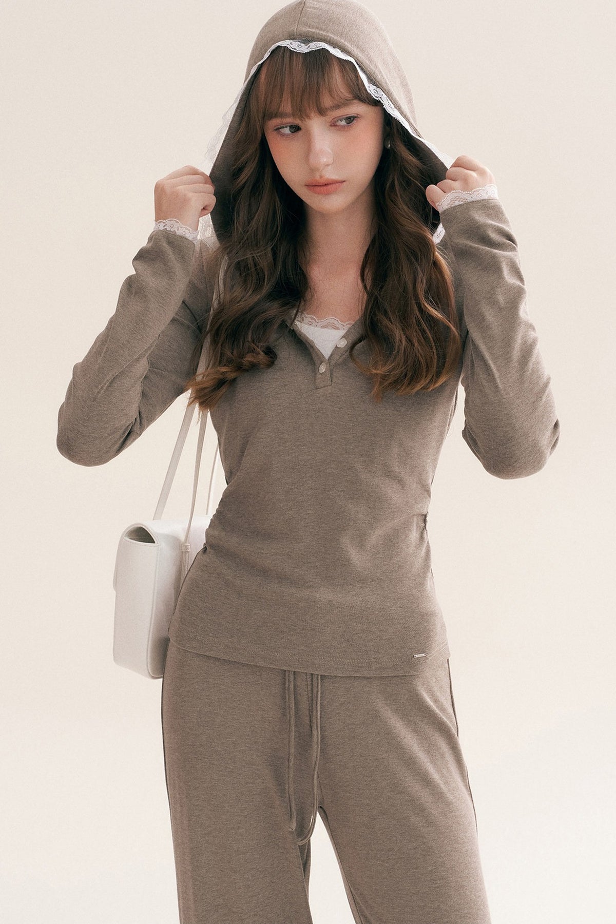 Completo con T-shirt con cappuccio e rifiniture in pizzo e pantaloni dritti