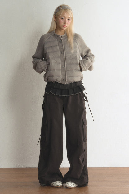 Kurze Daunenjacke mit Strickärmeln