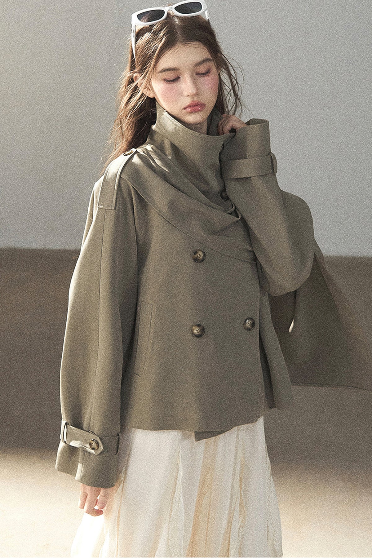 Trench corto stile britannico con collo alto