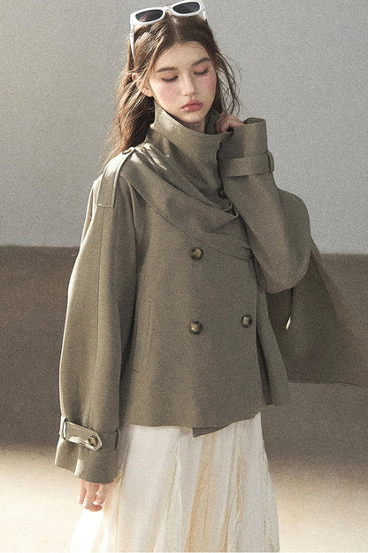 Trench corto stile britannico con collo alto