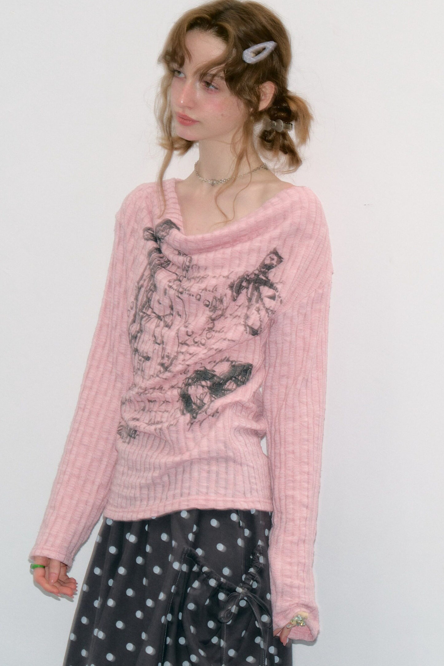 Blusa in maglia con graffiti di conigli