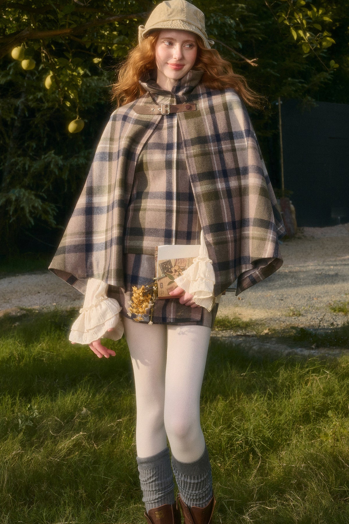 Ensemble avec cape à carreaux amovible, gilet et jupe trapèze