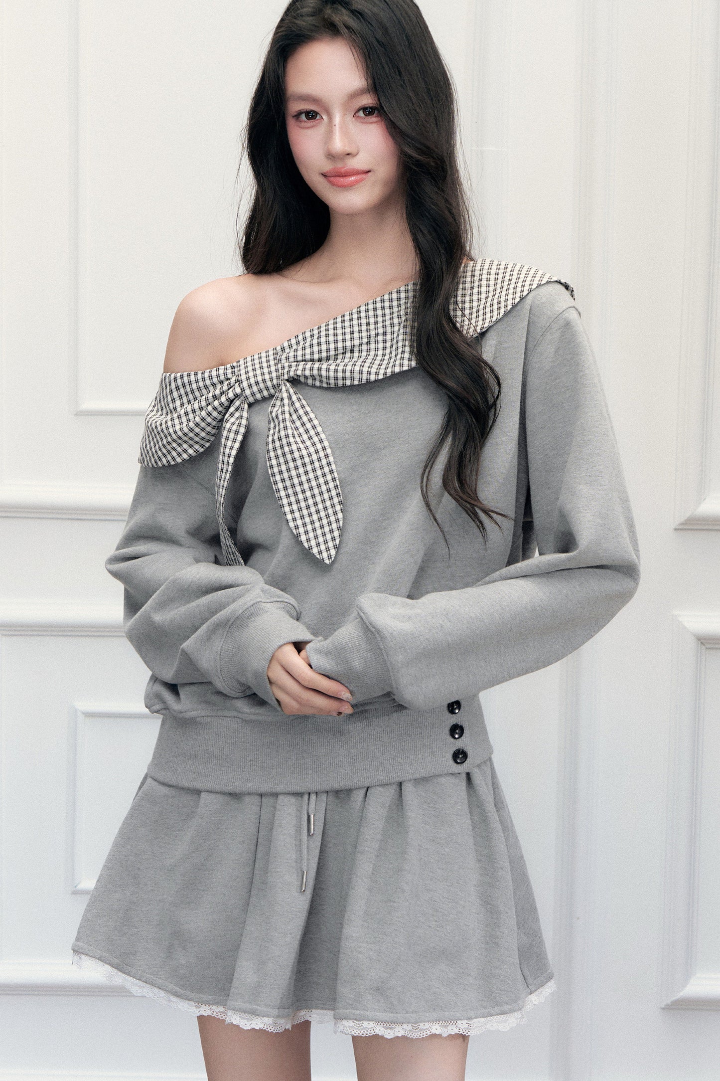 Ensemble sweatshirt épaules dénudées et jupe patchwork à carreaux