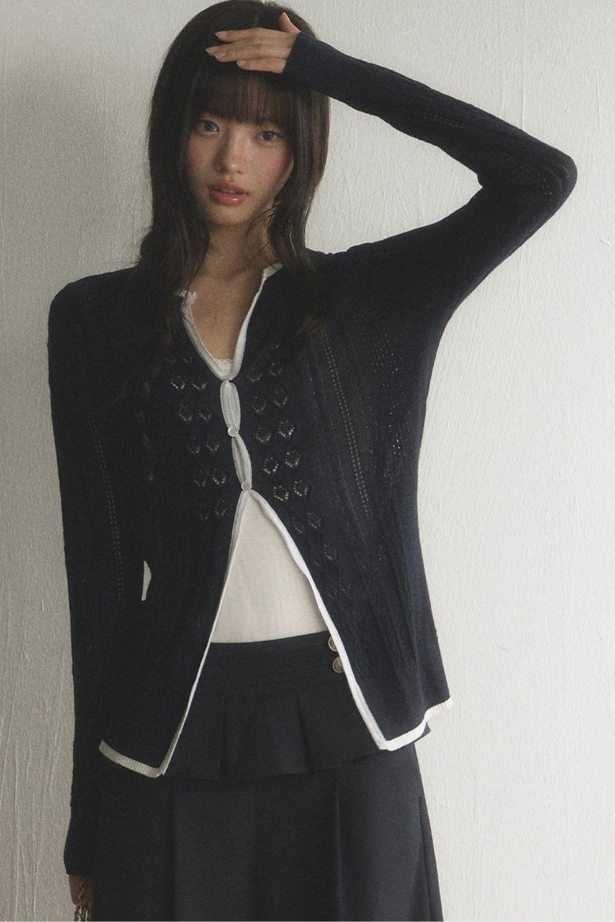 Ensemble cardigan et pantalon en maille à découpes et bordures contrastées