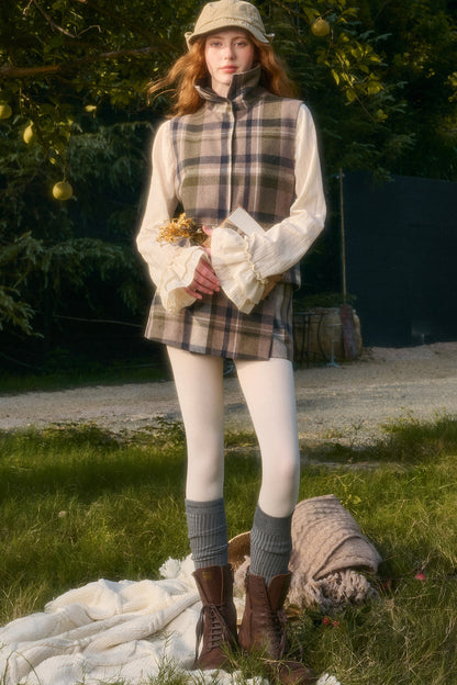 Ensemble avec cape à carreaux amovible, gilet et jupe trapèze