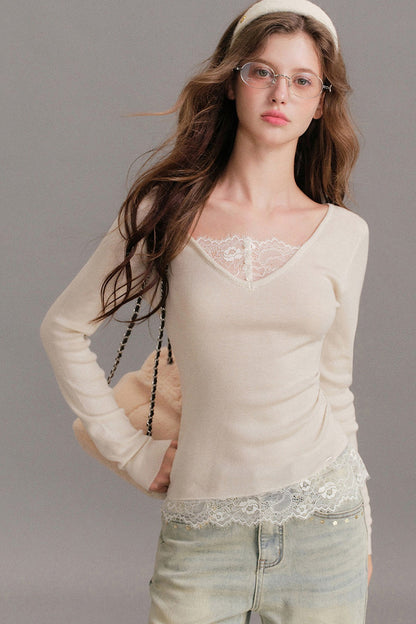 T-shirt in maglia a coste con scollo a V e strati effetto pizzo