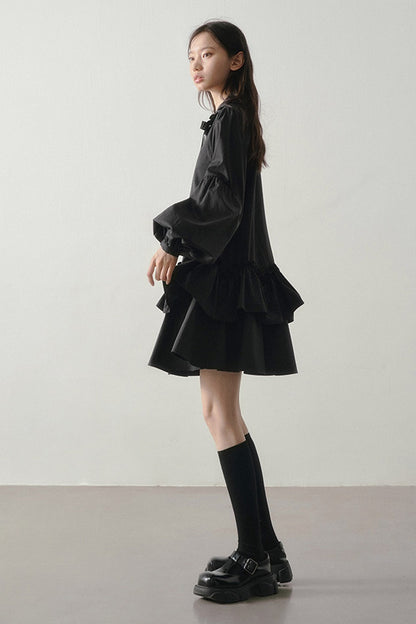 Robe noire asymétrique à volants et manches lanternes