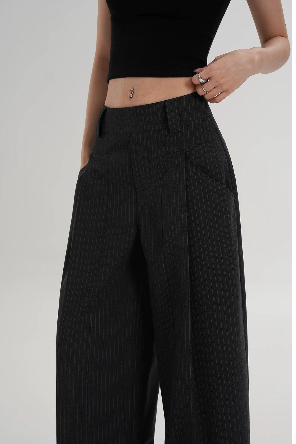 Hoch taillierte gestreifte Hose mit weitem Bein