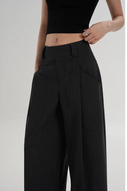 Hoch taillierte gestreifte Hose mit weitem Bein