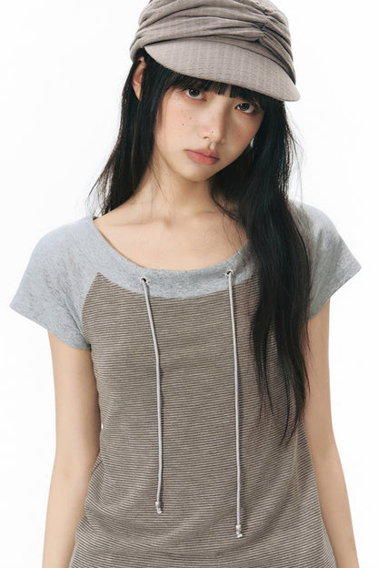 Schulterfreies gestreiftes Raglan-T-Shirt