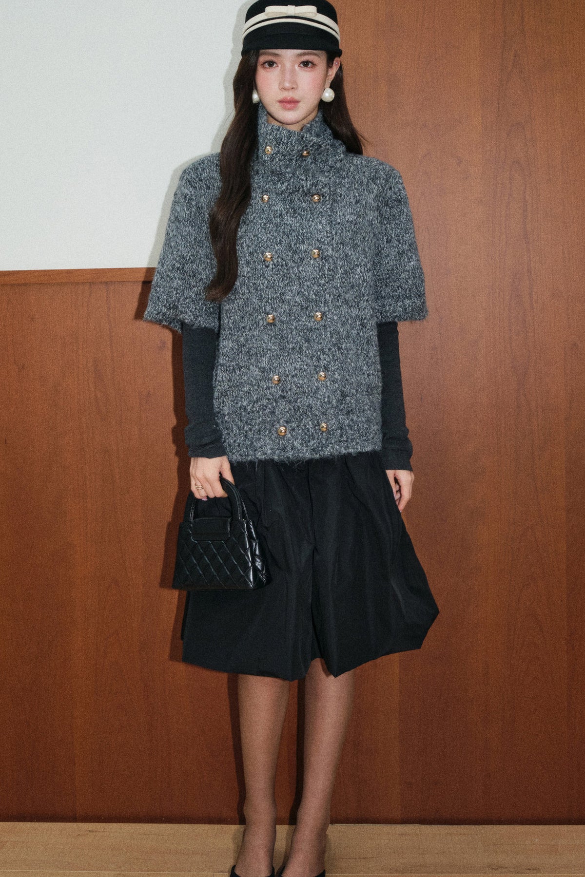 Set aus schwarz-grauem Wollpullover mit zweireihiger Knopfleiste und A-Linien-Rock