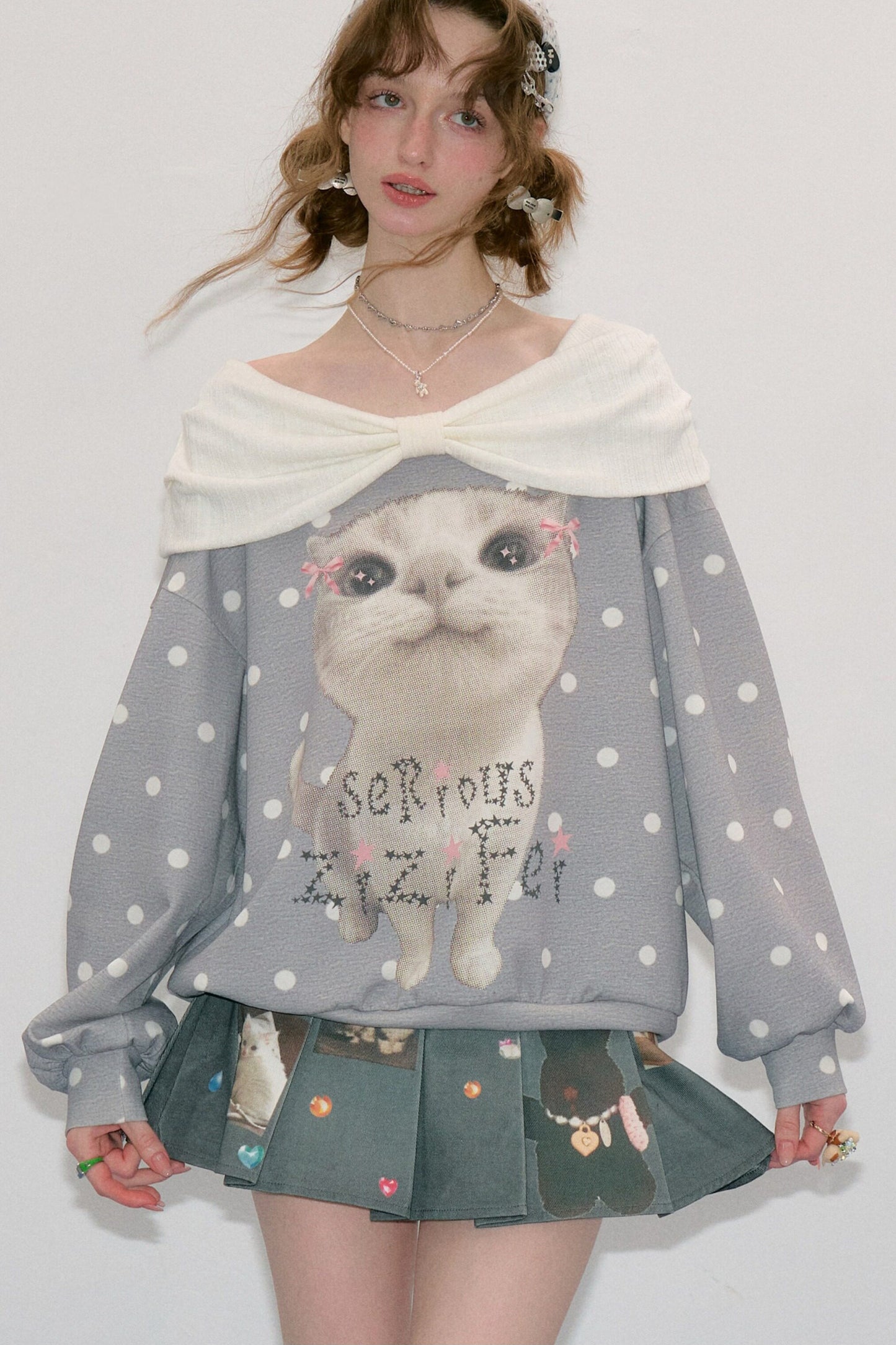 Sudadera gris con estampado de gato y lunares