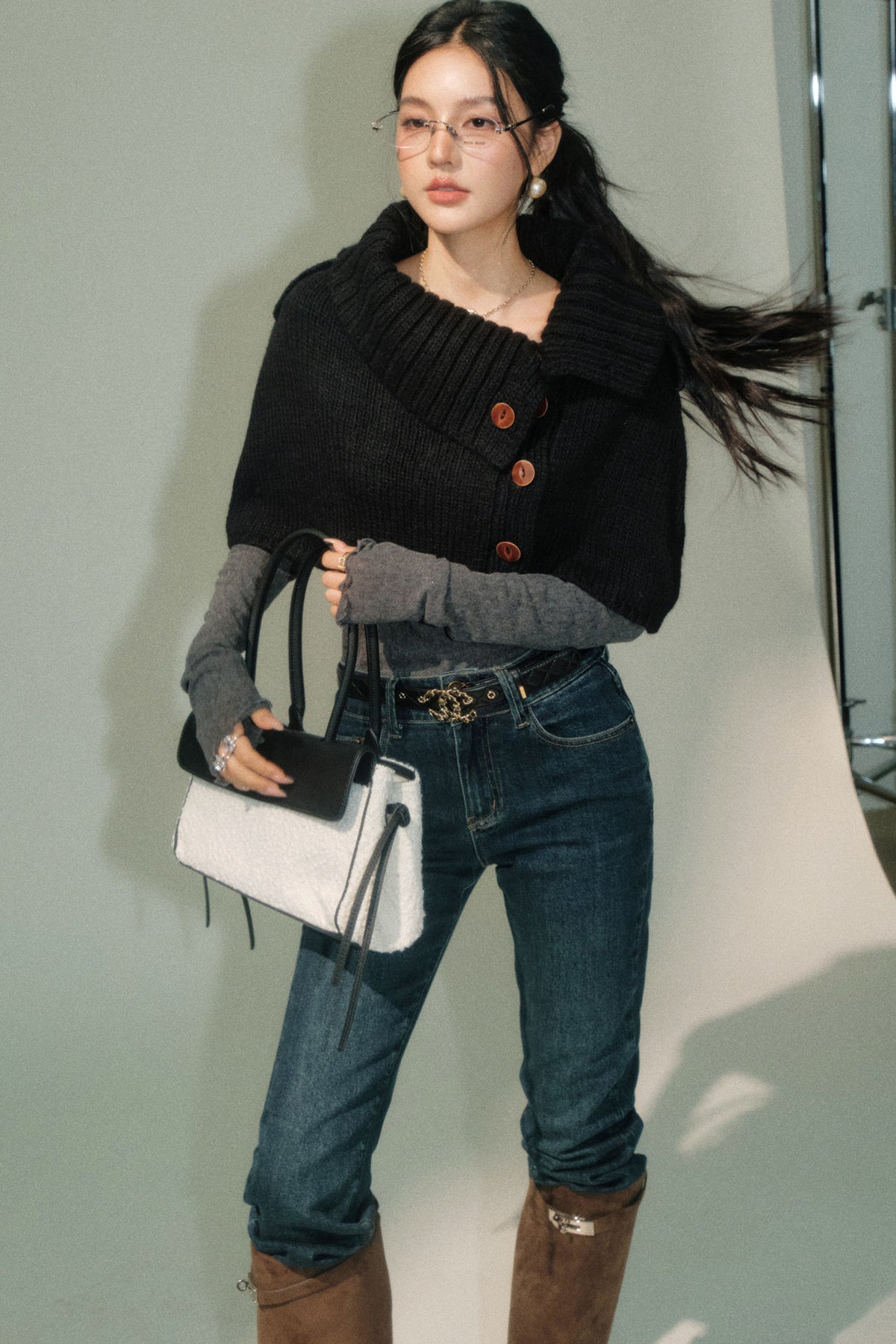 Completo mantella in maglia con revers asimmetrico e pantaloni