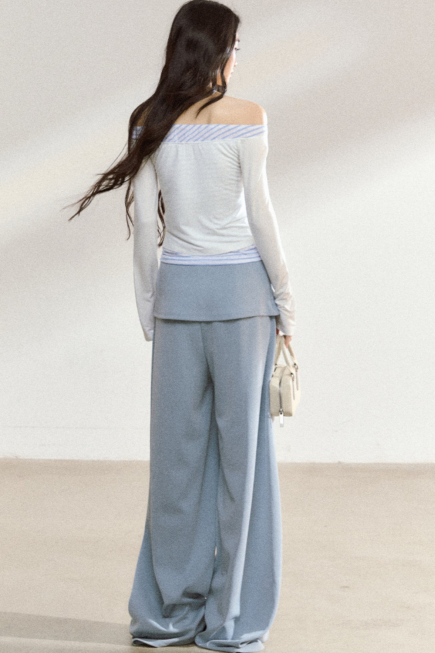 Completo con top a maniche lunghe con spalle scoperte e pantaloni ampi