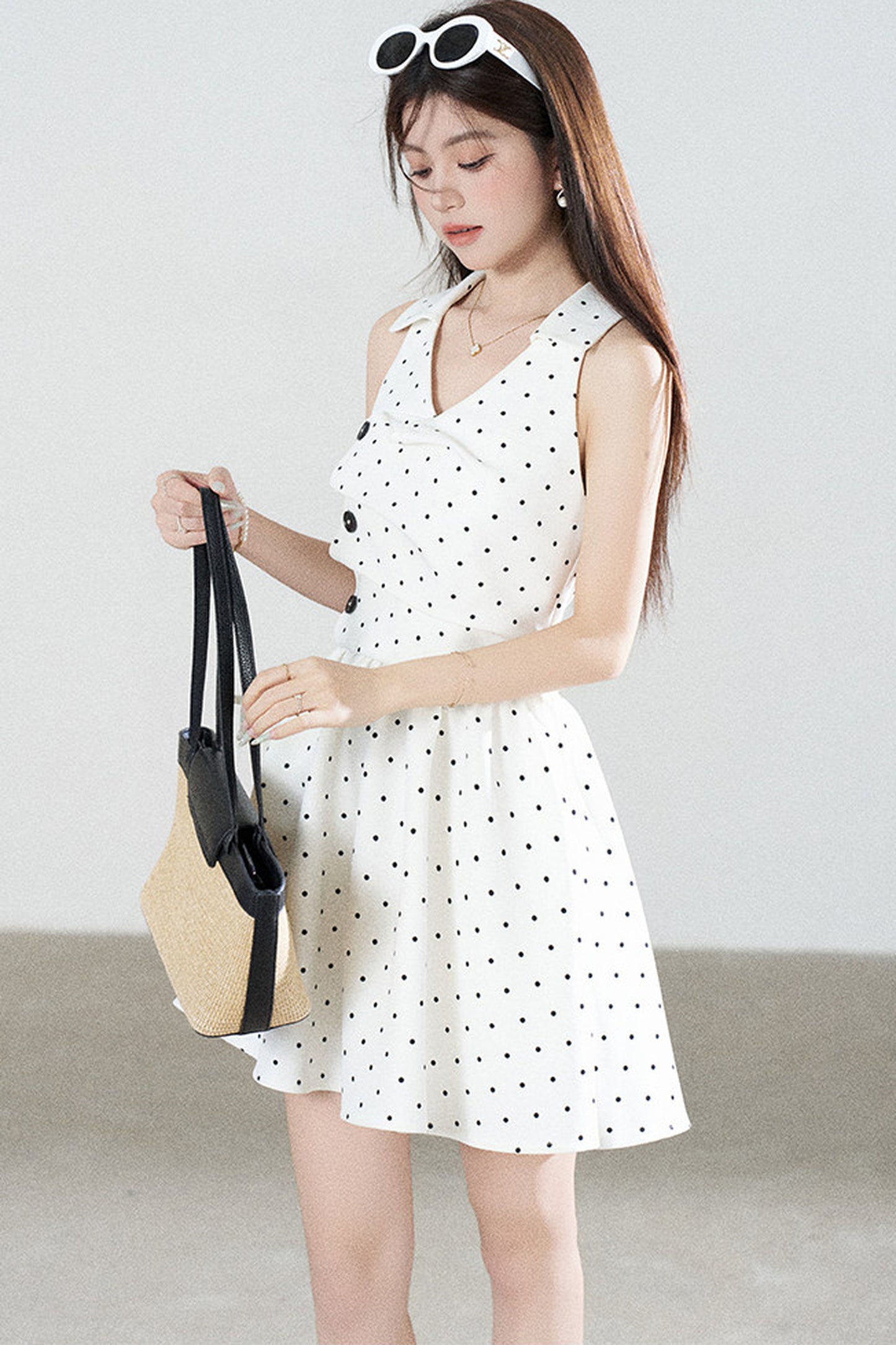 Vestido blanco de lunares con escote en V
