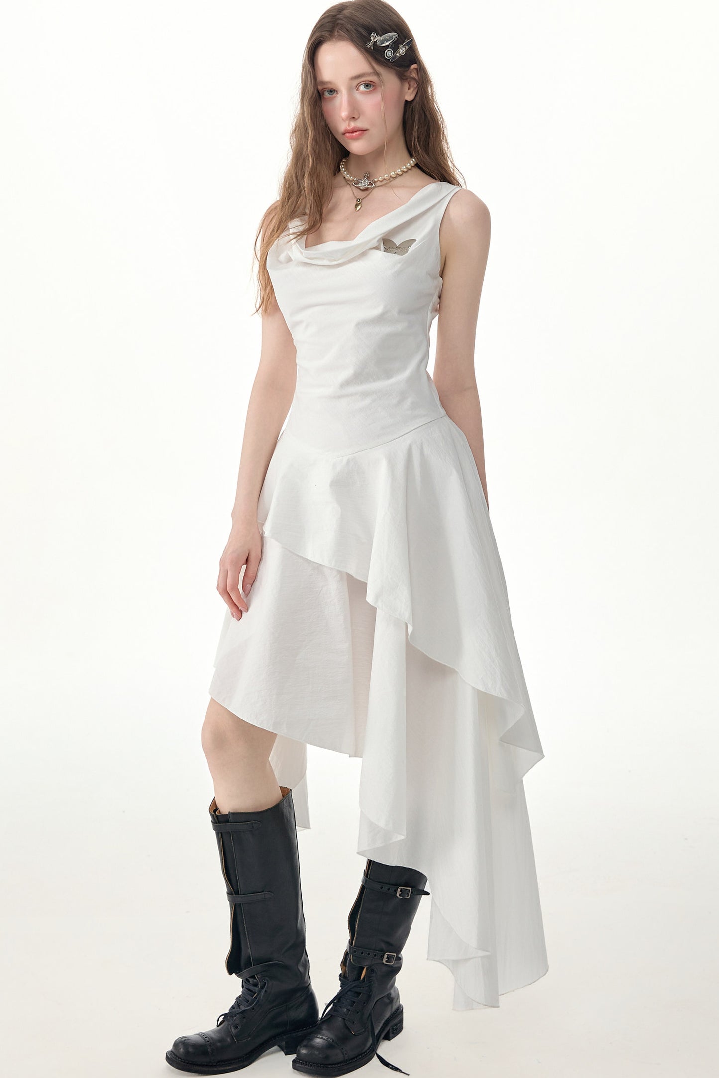Weißes Kleid mit Wasserfallausschnitt und unregelmäßigem Saum