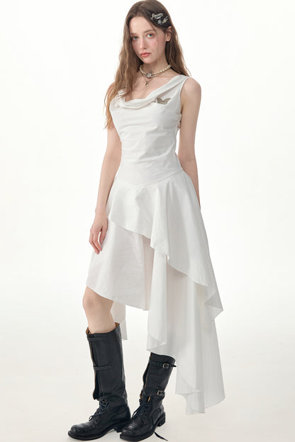 Weißes Kleid mit Wasserfallausschnitt und unregelmäßigem Saum