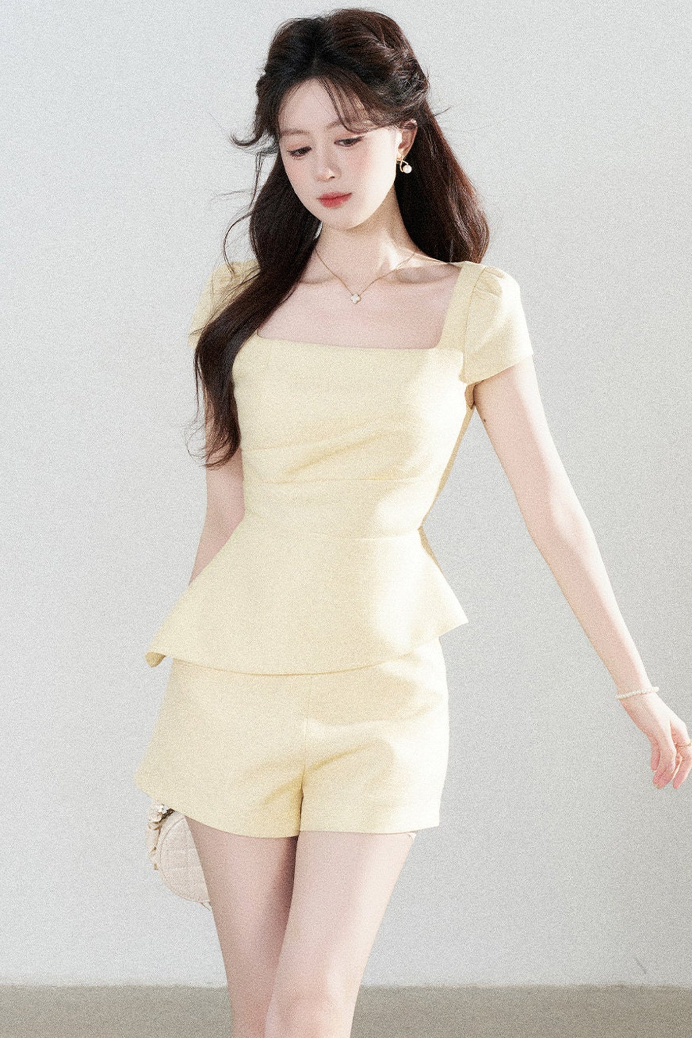 Ensemble jaune avec haut à encolure carrée et short