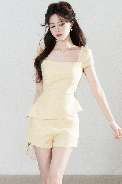 Ensemble jaune avec haut à encolure carrée et short