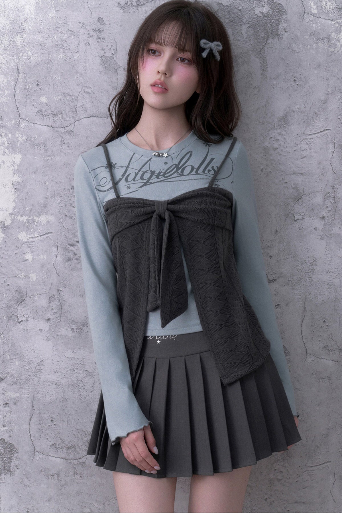 Blusa grigio-azzurra a maniche lunghe con fiocco e effetto a strati