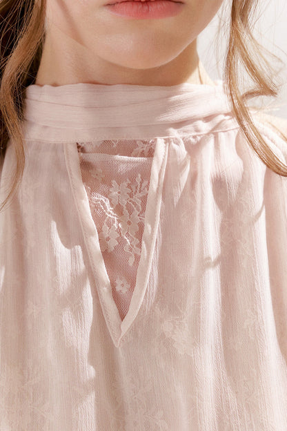 Abito smanicato con scollo all'americana in voile e pizzo