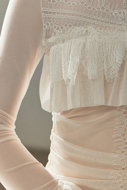 Blusa de encaje transparente con volantes y mangas acampanadas