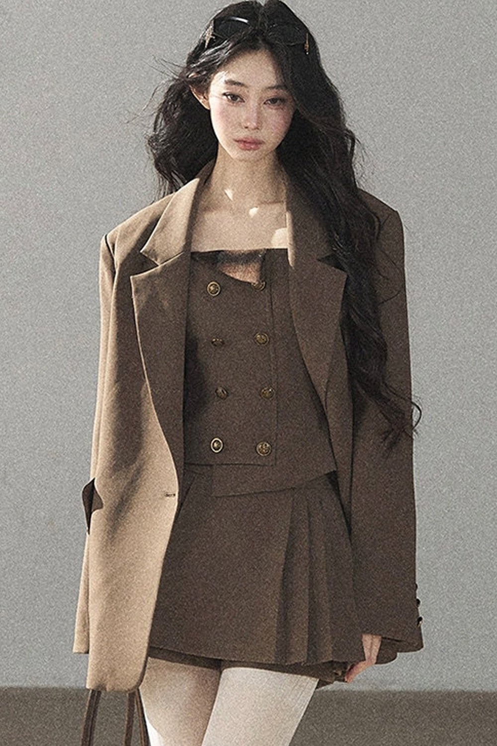 Ensemble sophistiqué avec blazer, haut et jupe