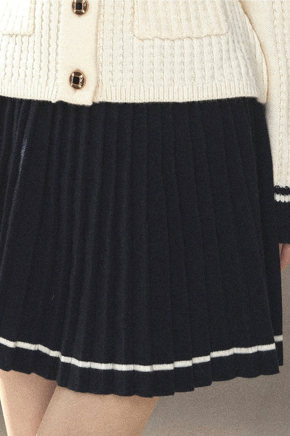 Ensemble deux pièces cardigan en tricot de laine et jupe