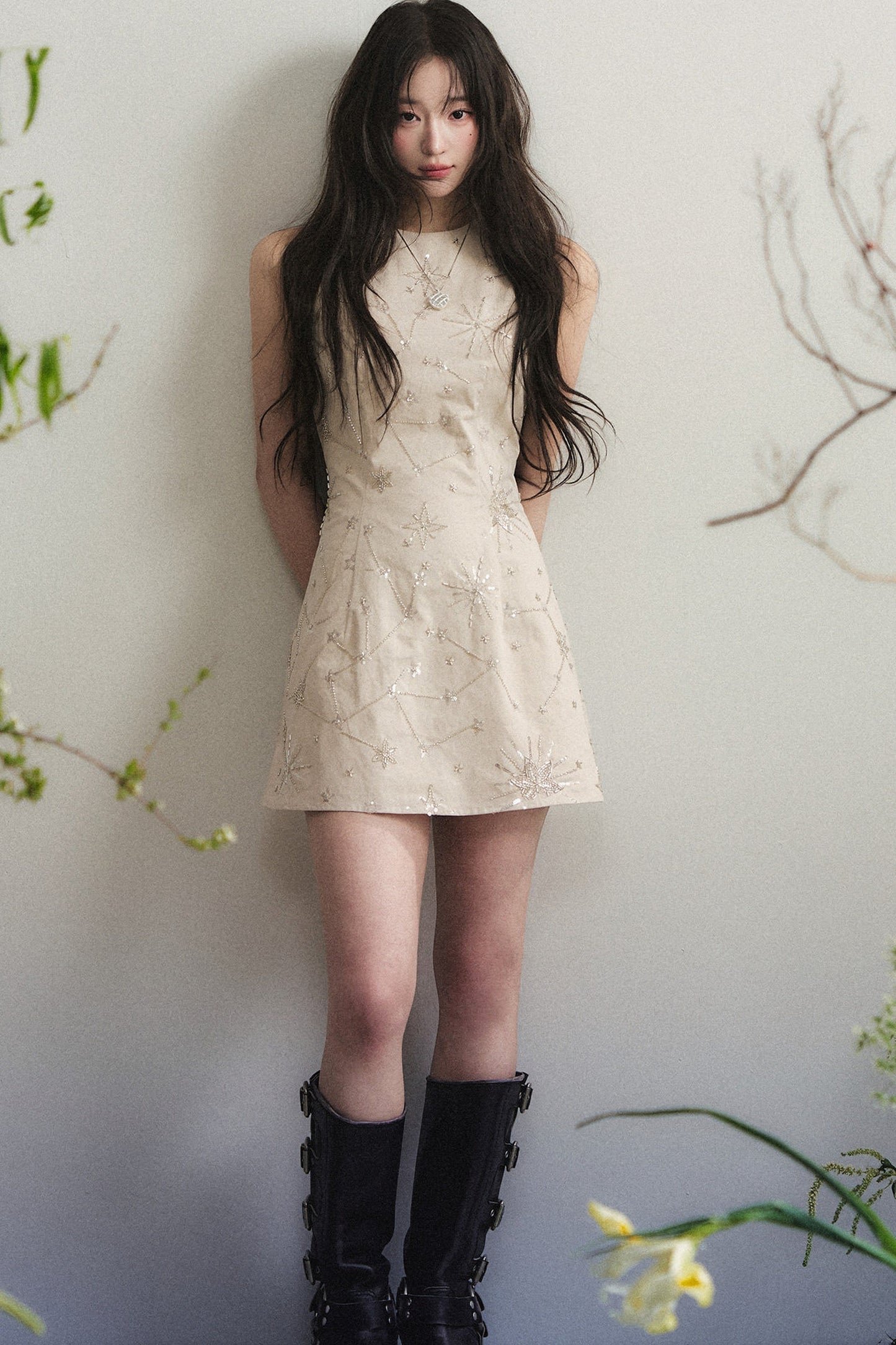 Robe mini sans manches à broderies perlées épaisses