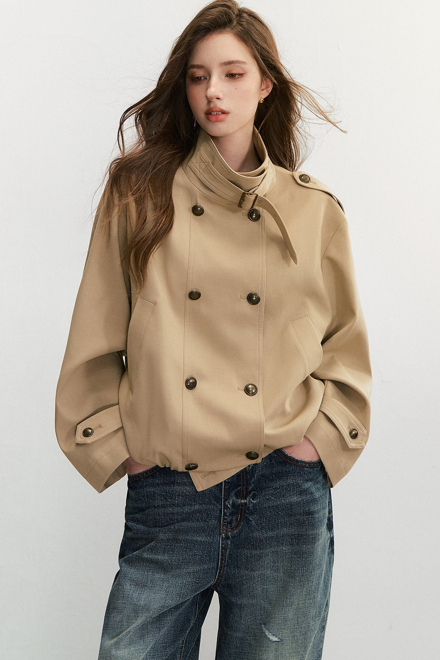 Khakifarbener zweireihiger Trenchcoat