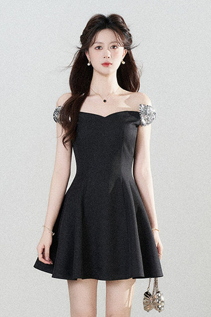 Schwarzes schulterfreies Kleid mit geraffter Taille