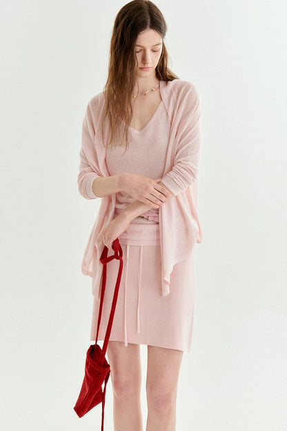 Completo a maglia dalla vestibilità rilassata con cardigan smanicato e gonna