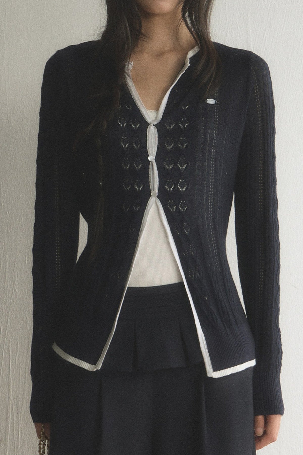 Ensemble cardigan et pantalon en maille à découpes et bordures contrastées