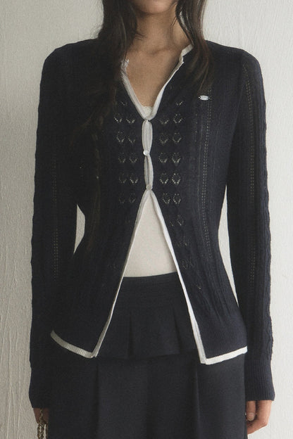 Ensemble cardigan et pantalon en maille à découpes et bordures contrastées