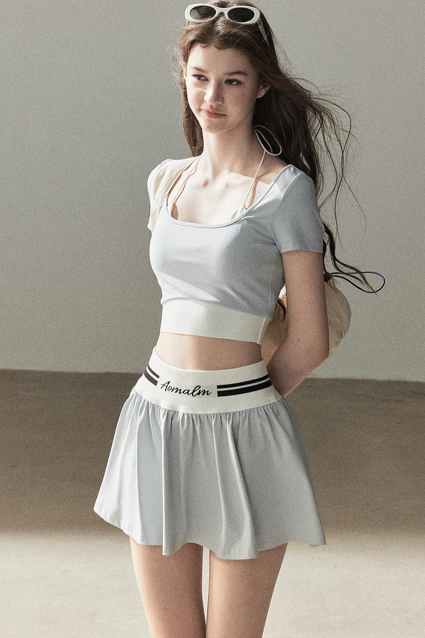 Set aus Sport-Crop-Top und kurzem Rock im amerikanischen Stil