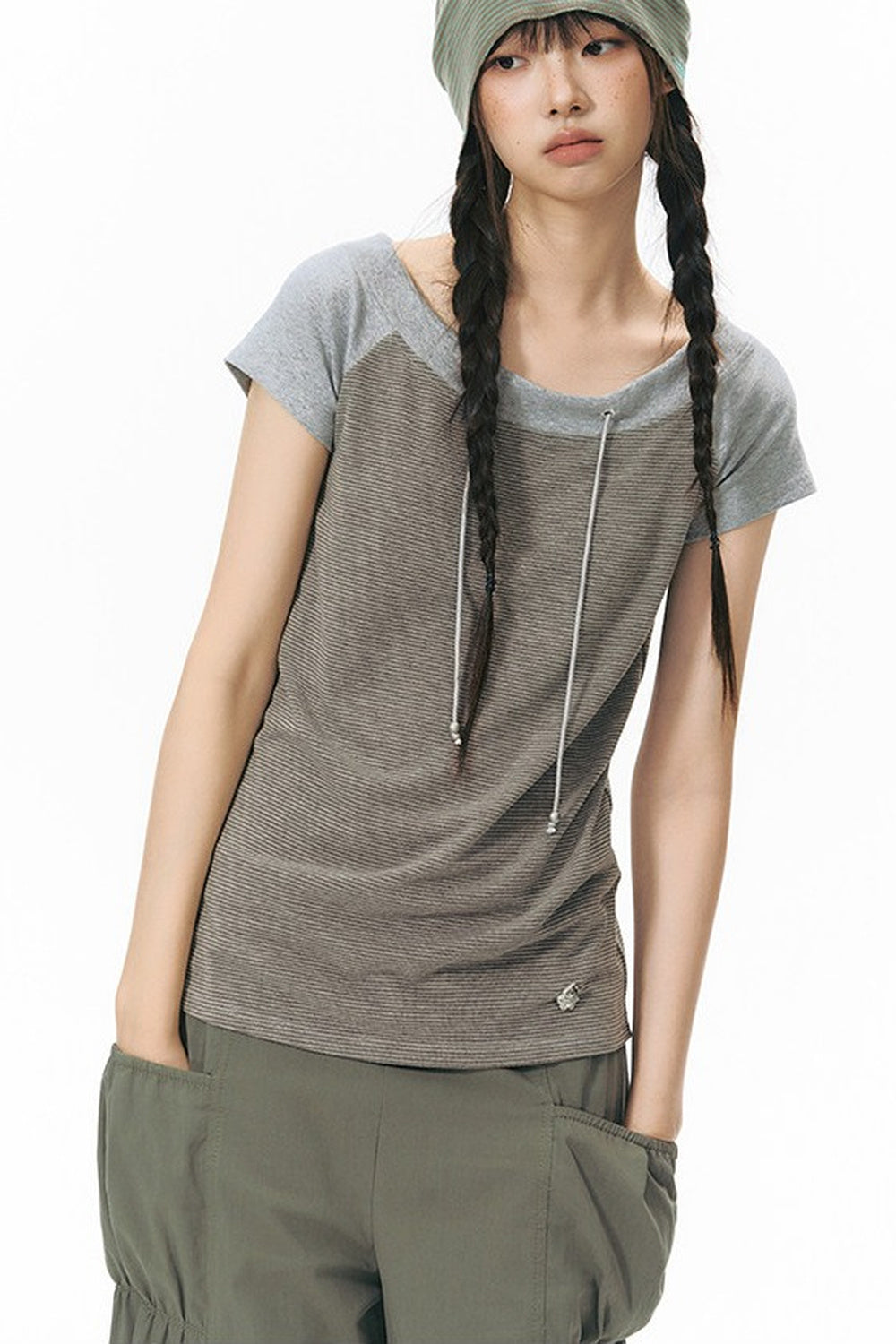 Schulterfreies gestreiftes Raglan-T-Shirt
