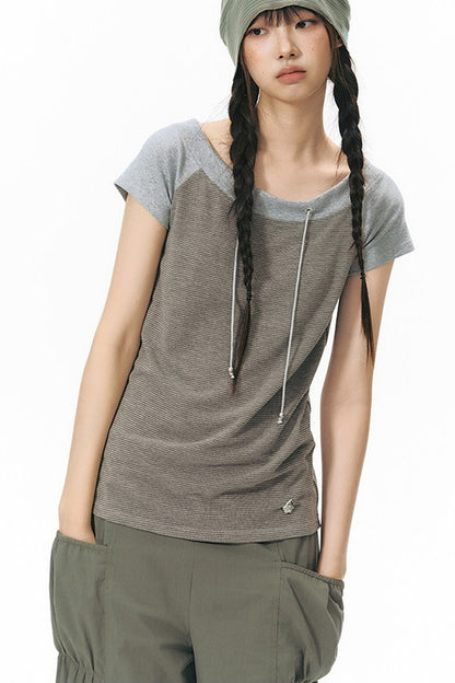 Schulterfreies gestreiftes Raglan-T-Shirt