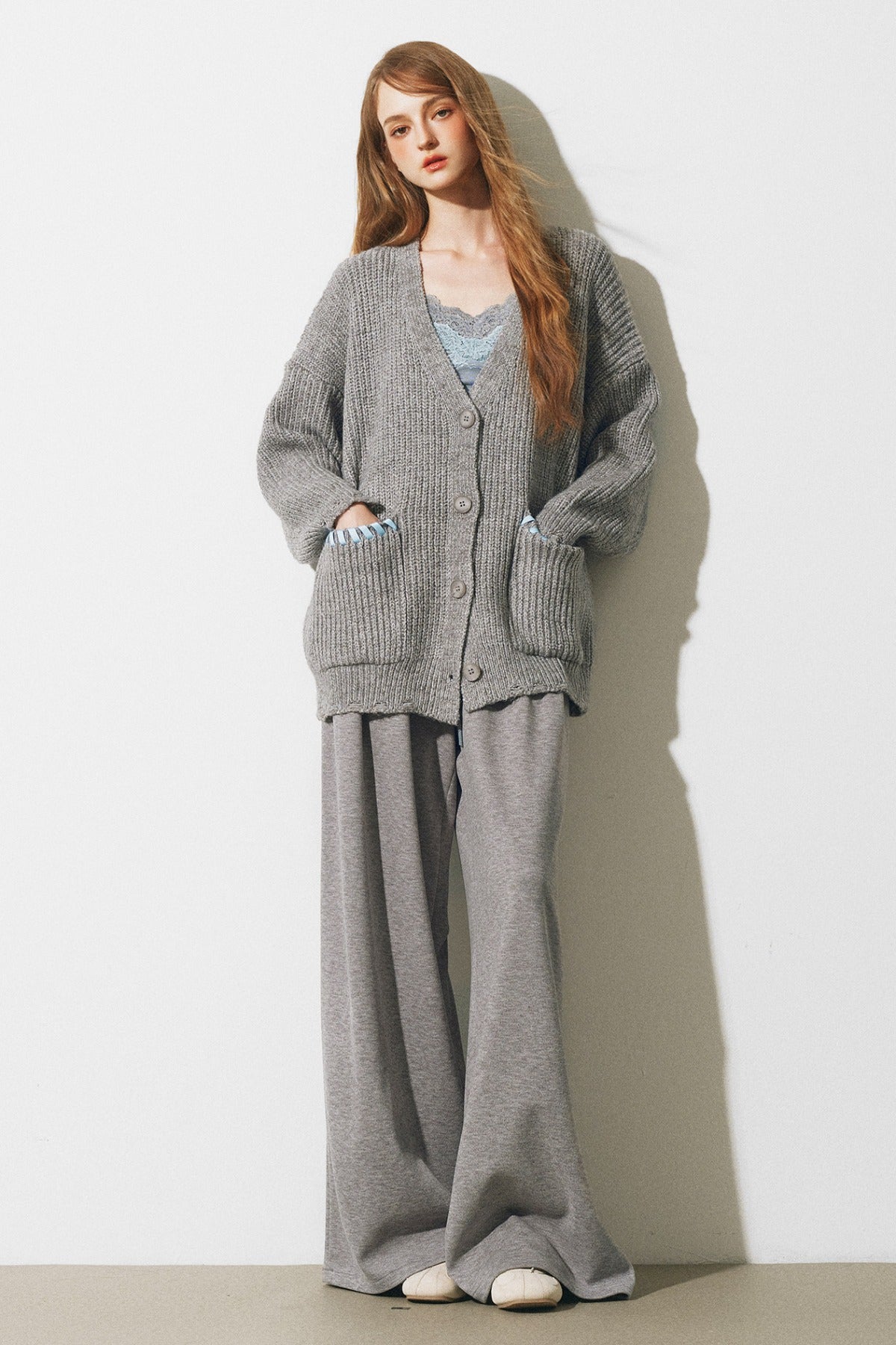 Completo giacca, gilet con bordi in pizzo e pantaloni ampi a maglia