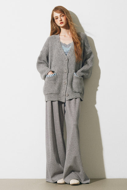 Completo giacca, gilet con bordi in pizzo e pantaloni ampi a maglia