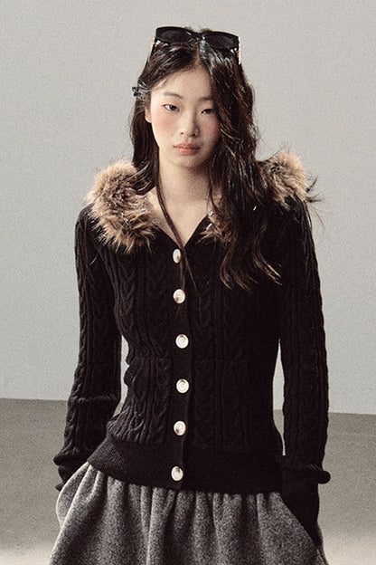 Kabelstrickjacke mit Kapuze und Pelzkragen