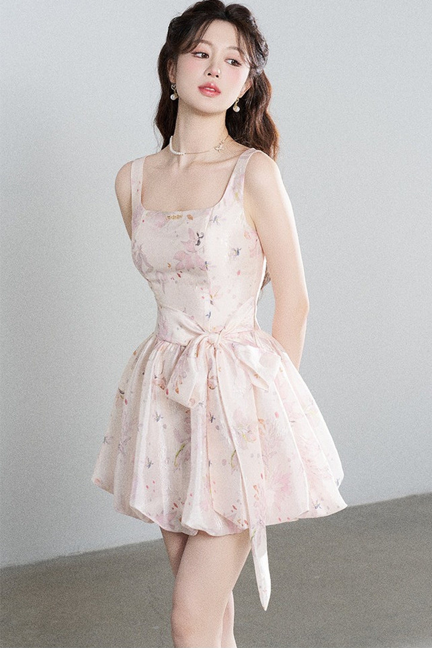 Rosa geblümtes Trägerkleid