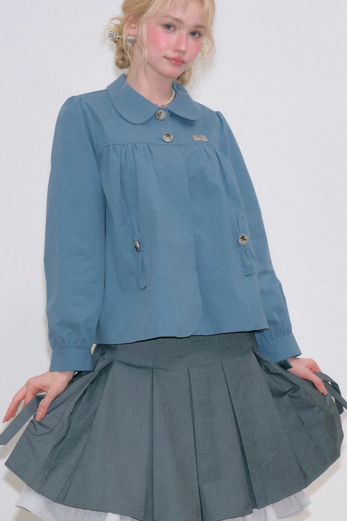 Camicia blu rétro con colletto alla Peter Pan