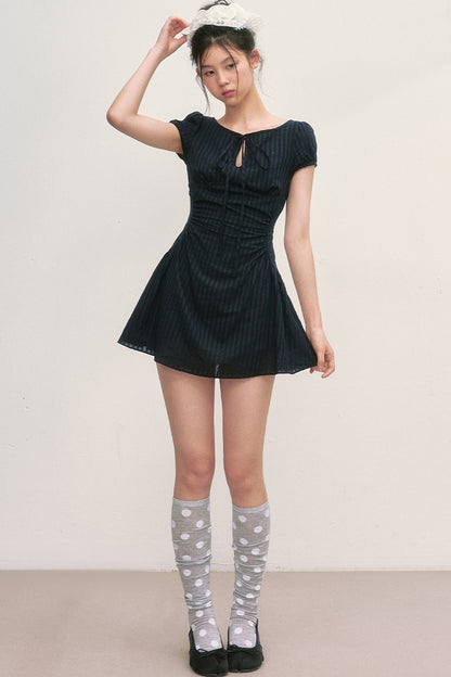 Vestido de línea A a rayas con mangas abullonadas