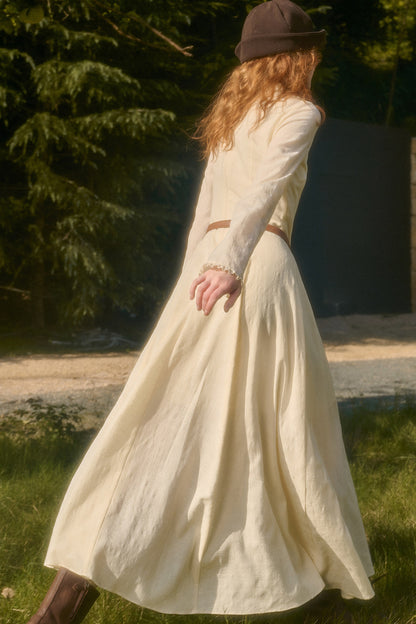 Langes Kleid mit Taillenschleife und Stickerei