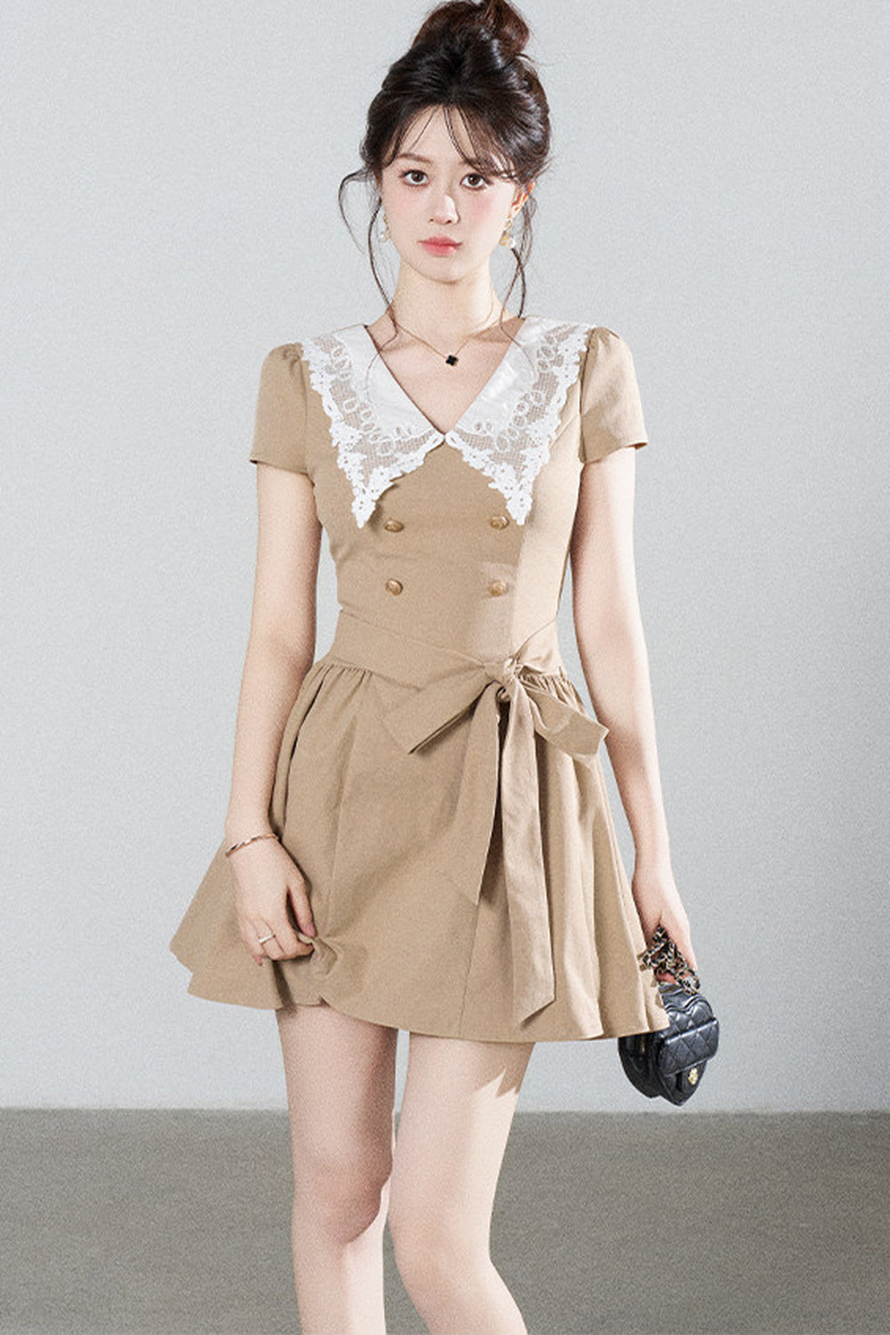 Spitzenkleid in A-Linie mit Bubikragen