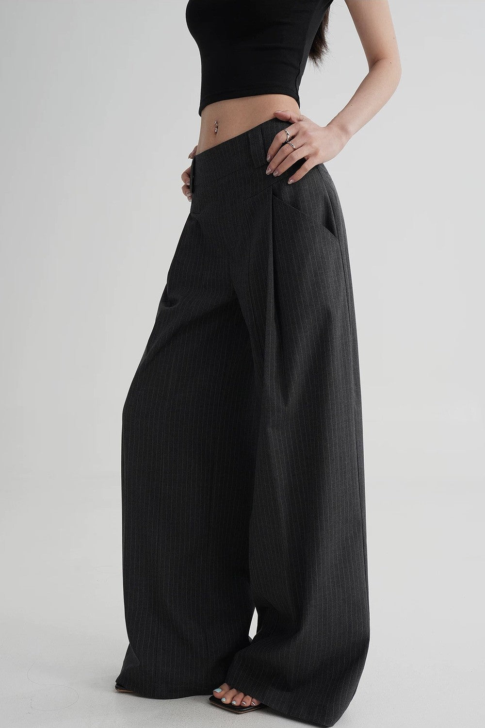 Hoch taillierte gestreifte Hose mit weitem Bein