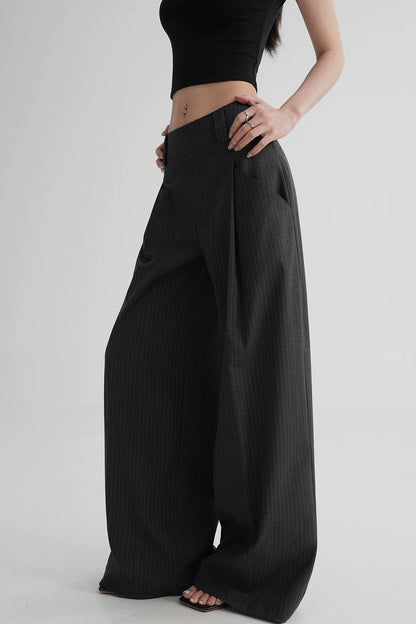 Hoch taillierte gestreifte Hose mit weitem Bein