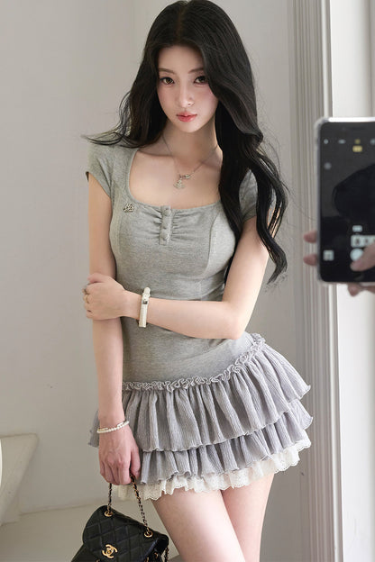 Vestido gris de manga corta, línea A y falda de volantes